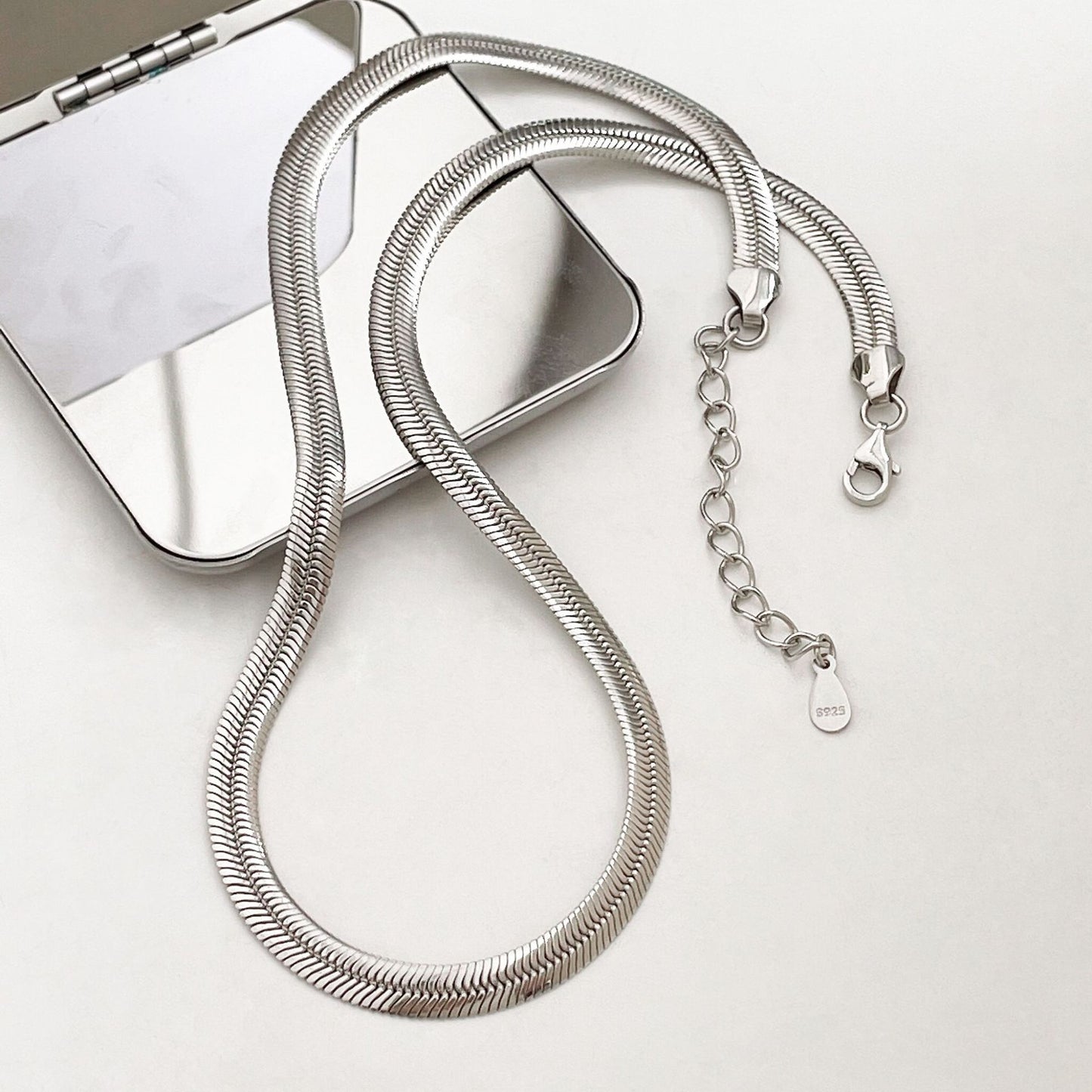 Collana a Catena a Serpente a U Minimalista in Acciaio al Titanio da Donna con Finitura Lucida e Delicato Design a Ciondolo