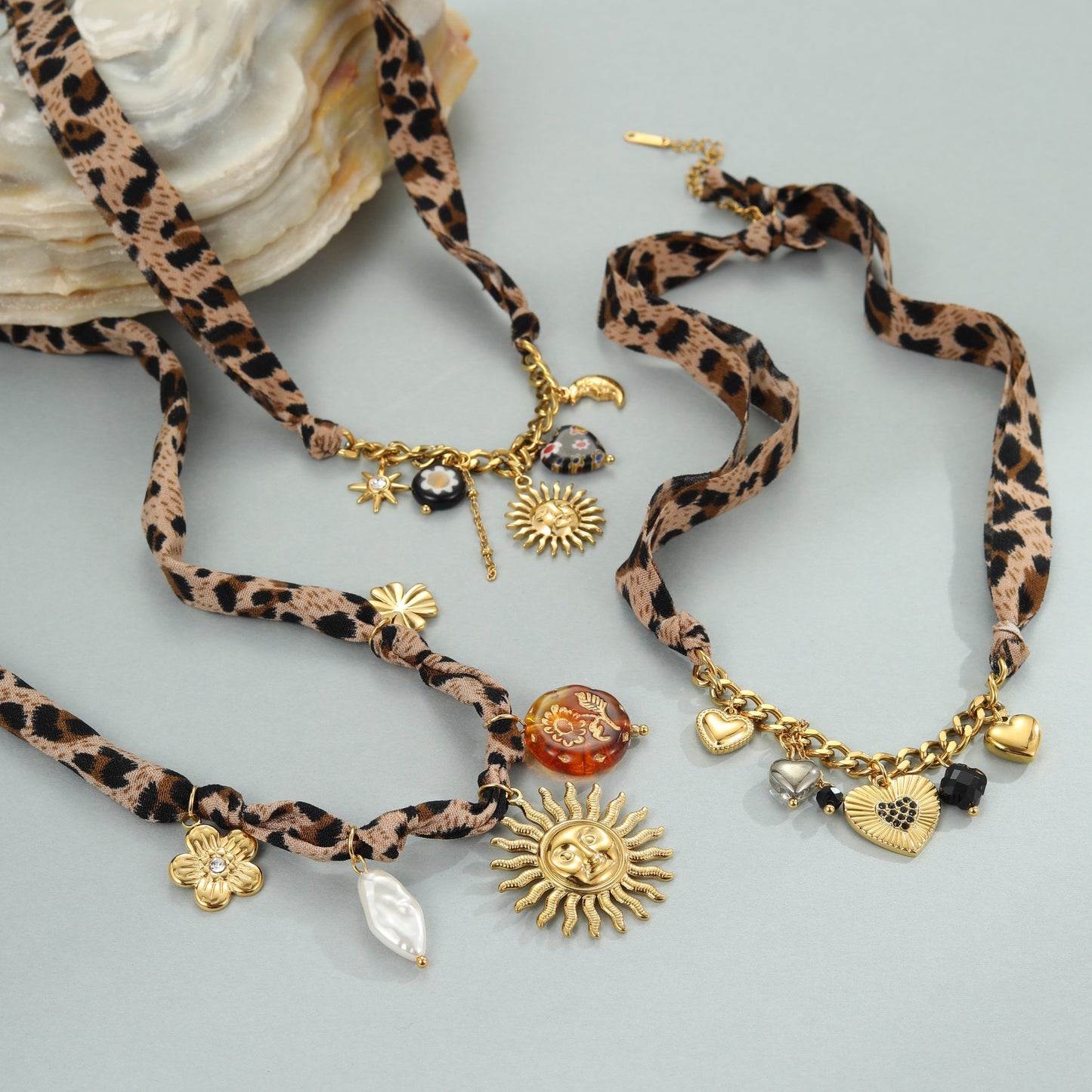 Elegante collar de acero inoxidable con estampado de leopardo en forma de corazón y colgante de girasol con acabado chapado para mujer