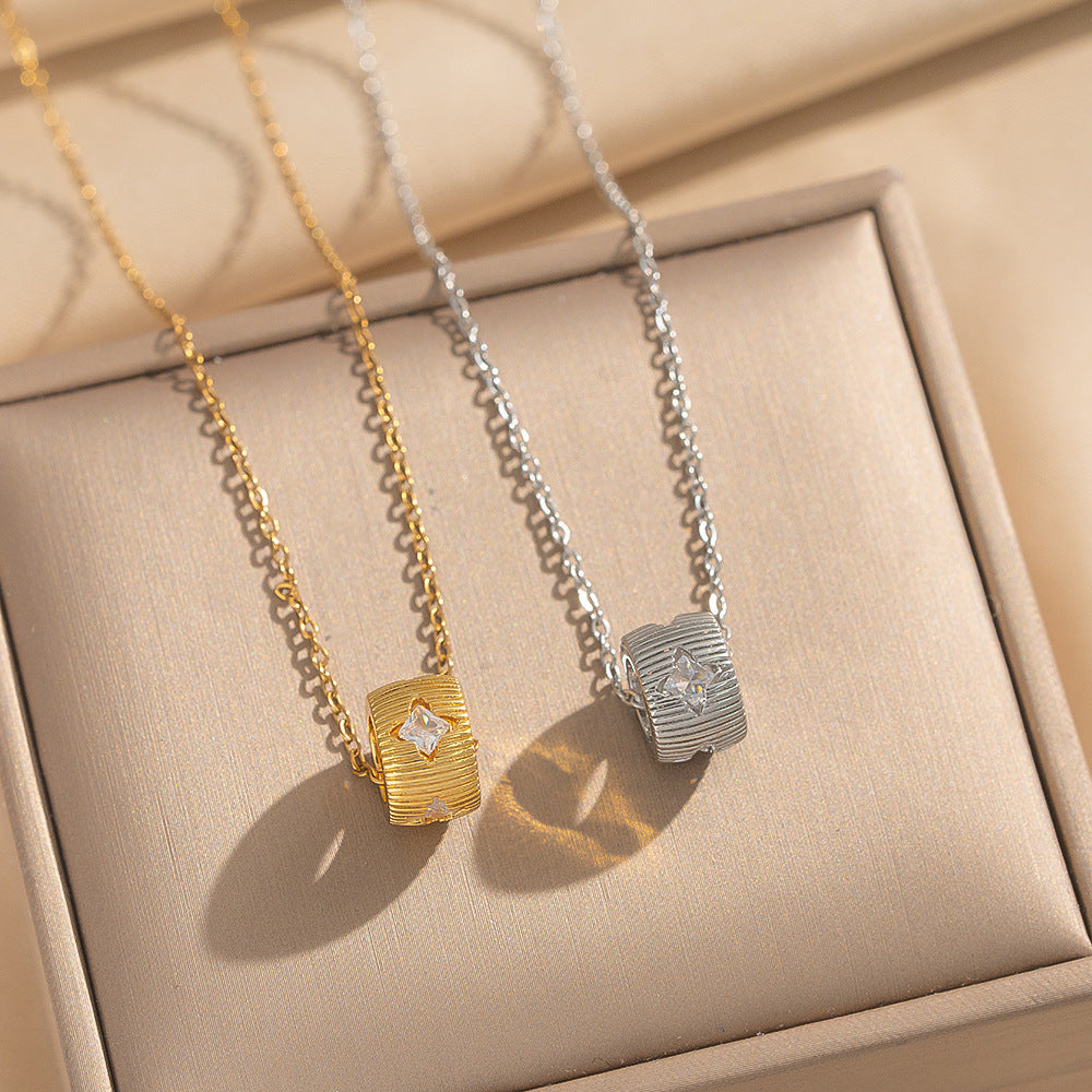 Collana da donna minimalista a forma di stella in acciaio al titanio placcato oro con intarsio di zirconi