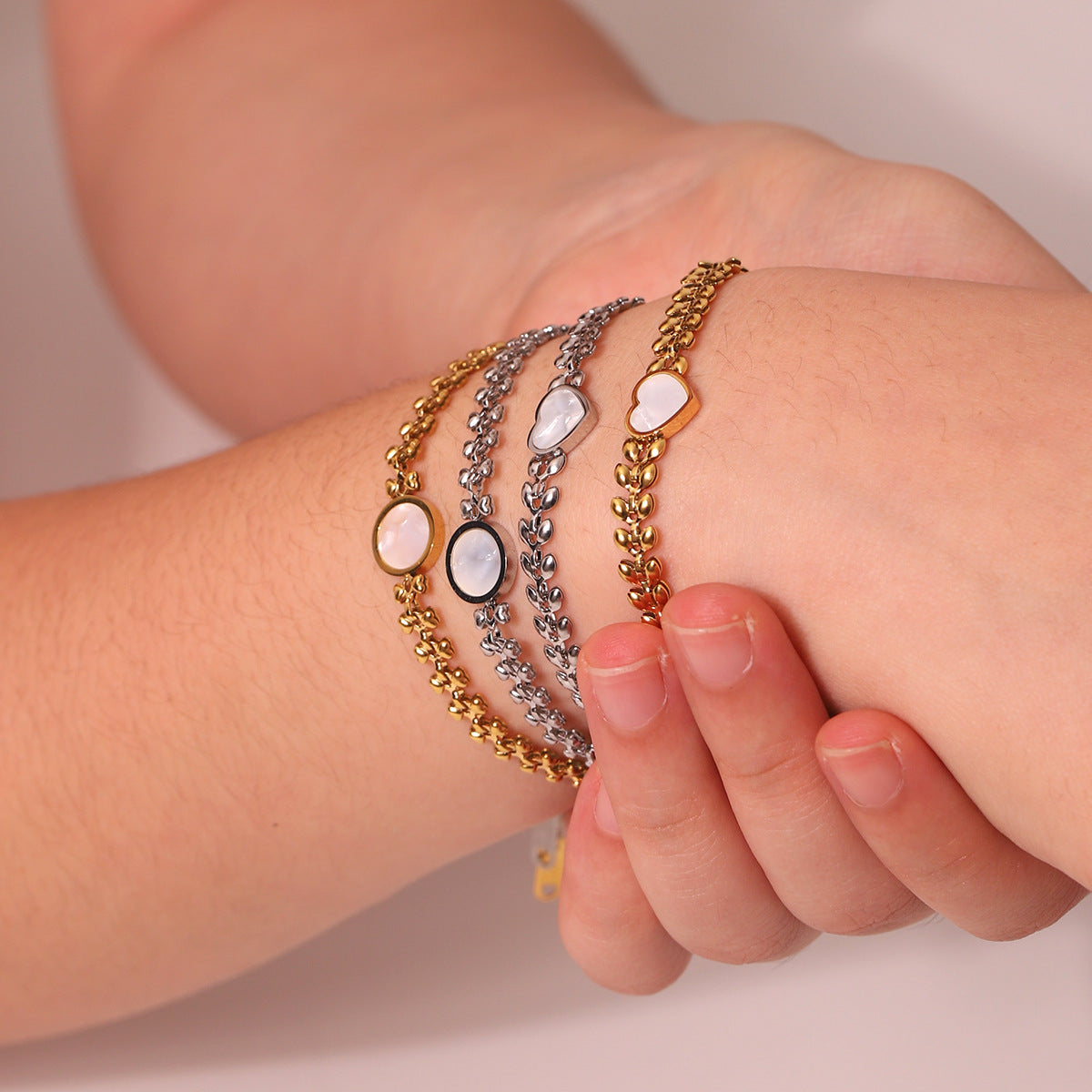 Bracciale Minimalista con Cuore in Madreperla Bianca, Catena in Acciaio Inossidabile e Placcatura in Oro 18K