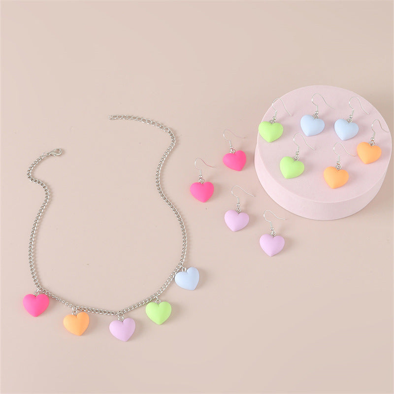 Set di collane con ciondoli acrilici a forma di cuore per bambini con catena a maglie intrecciate in colori caramella