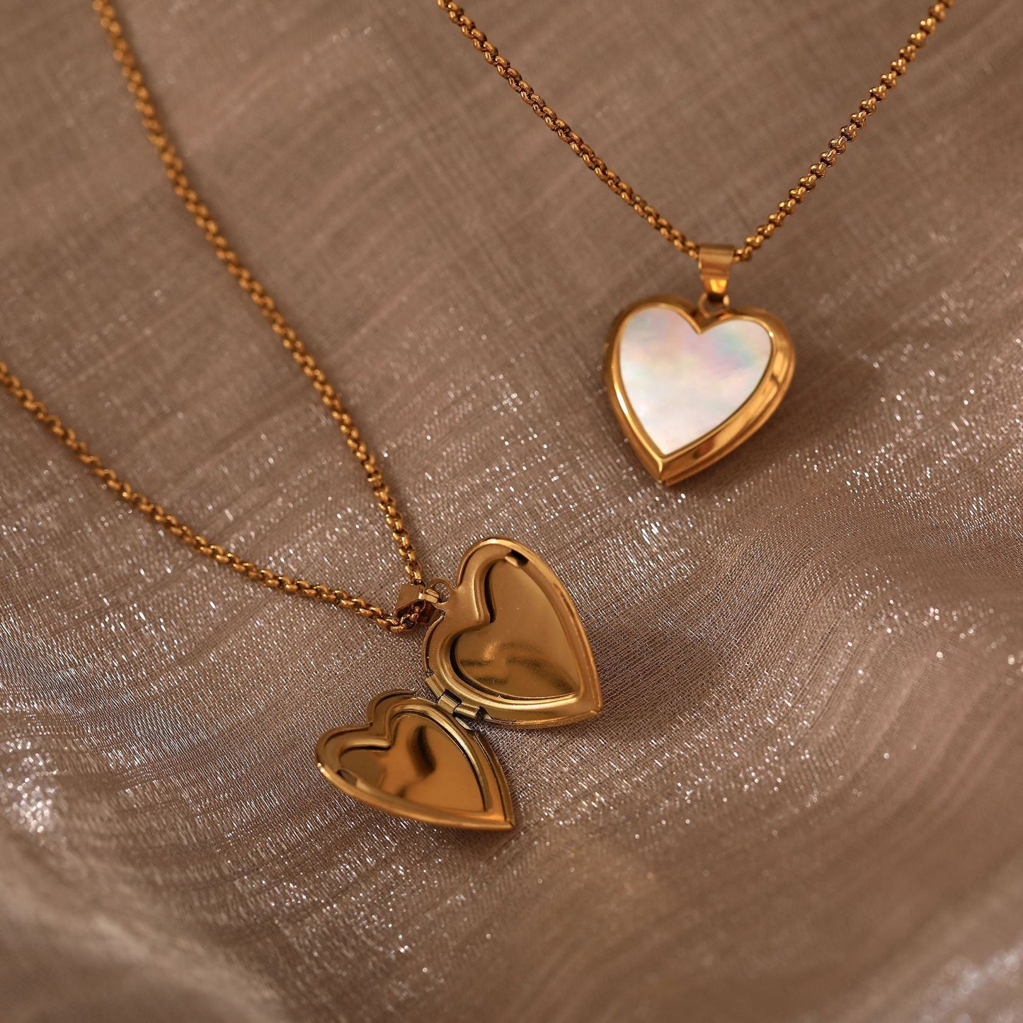 Collana con Ciondolo di Lusso a Cuore in Acciaio al Titanio con Intarsio in Conchiglia Naturale e Finitura Galvanizzata, Design a Catena a O per Uso Unisex