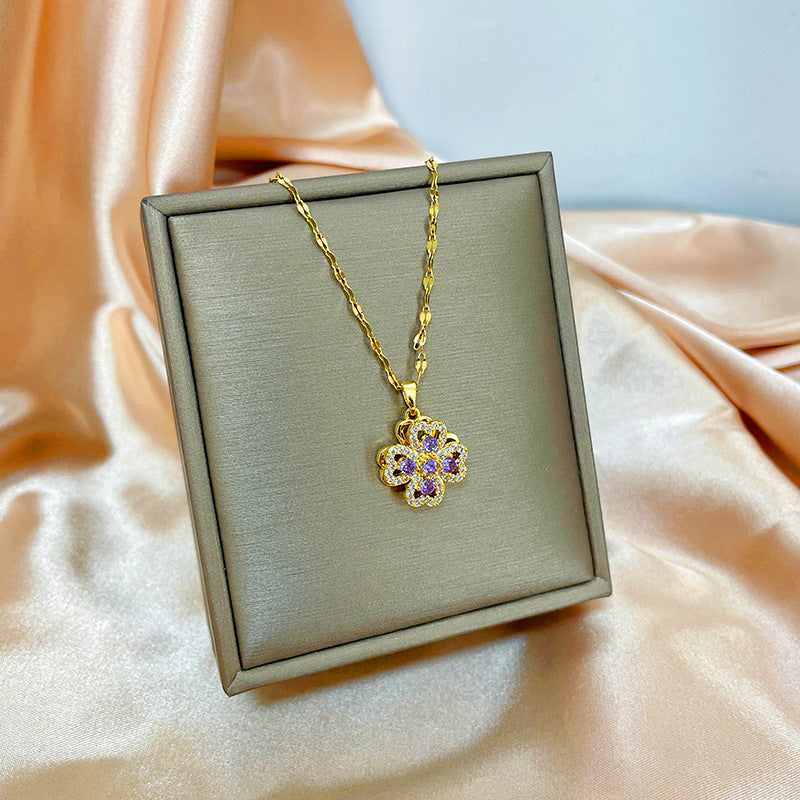 Collana con ciondolo girevole a quadrifoglio in acciaio al titanio con zirconi micropavé da donna