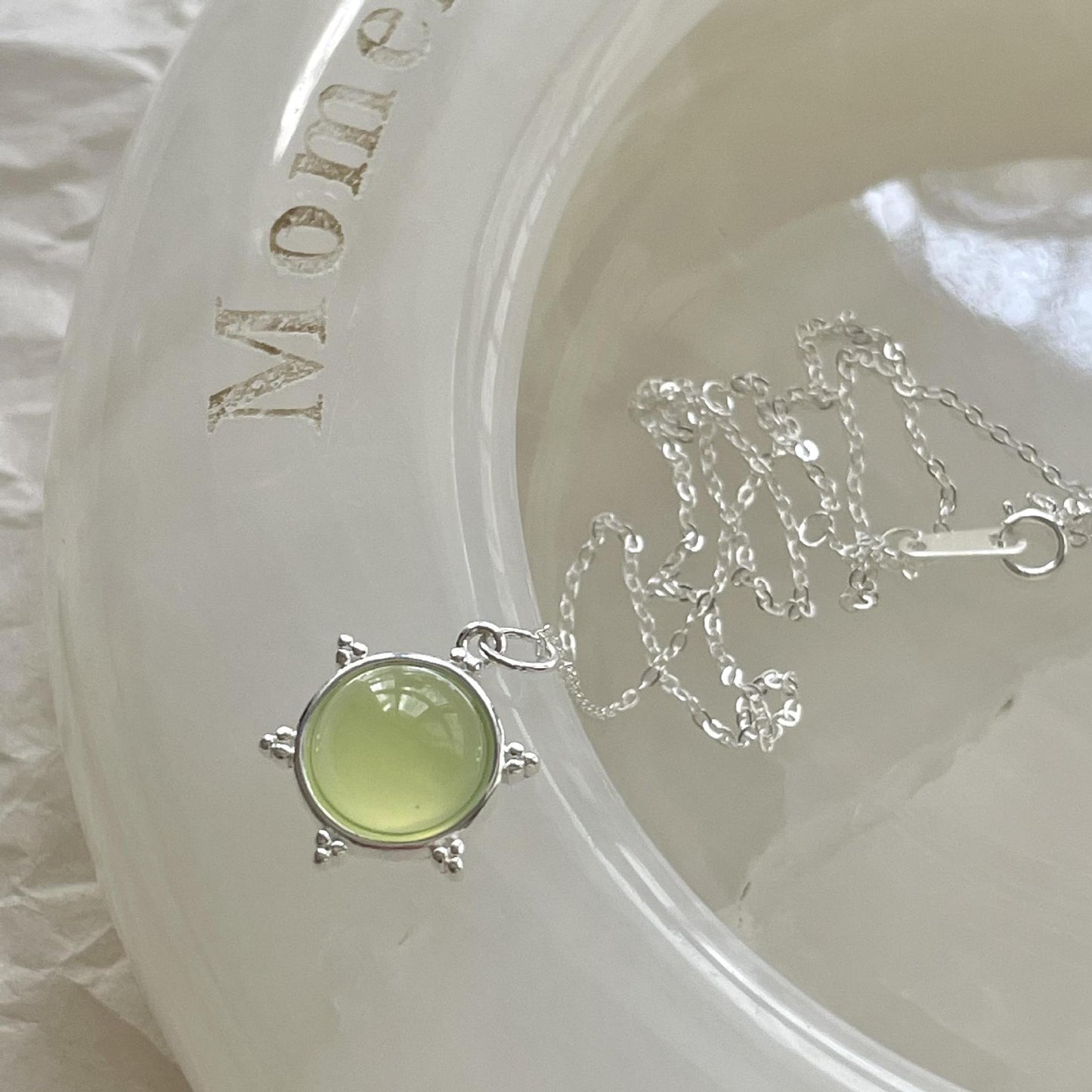 Collar minimalista geométrico en forma de corazón de plata de ley 925 con incrustaciones de cristal verde claro y acabado galvanizado