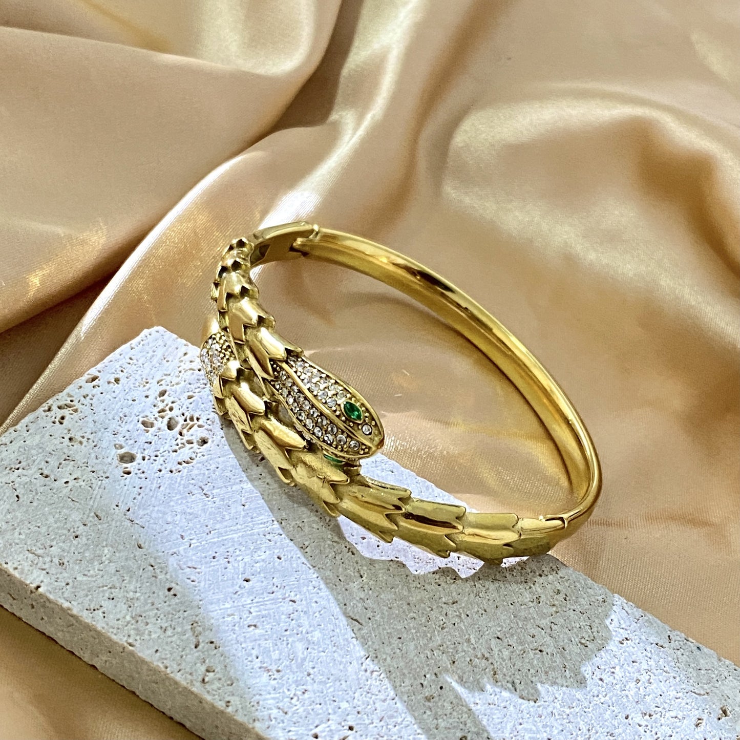 Vintage Streetwear Rhinestone Inlaid Snake Shape Stainless Steel Snake Chain Bracelet with Green Eyes