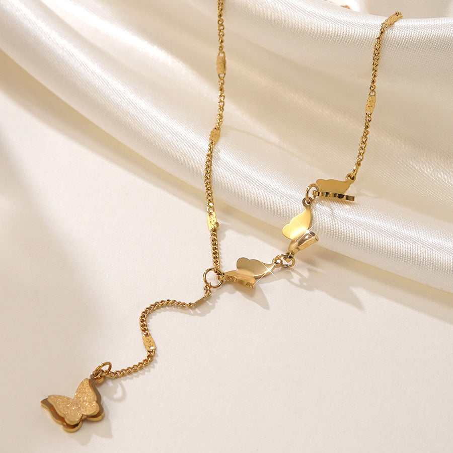 Collana a farfalla da donna in acciaio al titanio placcato oro di lusso con nappa