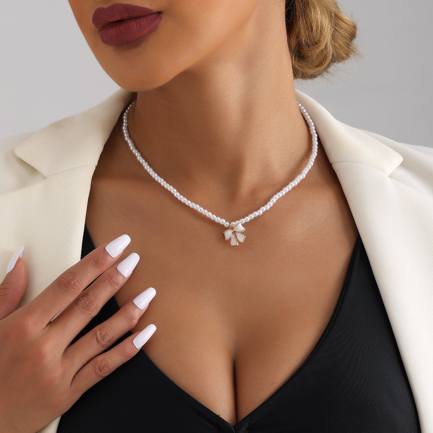 Elegant French-Inspired Bow Knot Clavicle Necklace for Women with Simulated Pearl Pendant and Gold-Plated Alloy Hardware