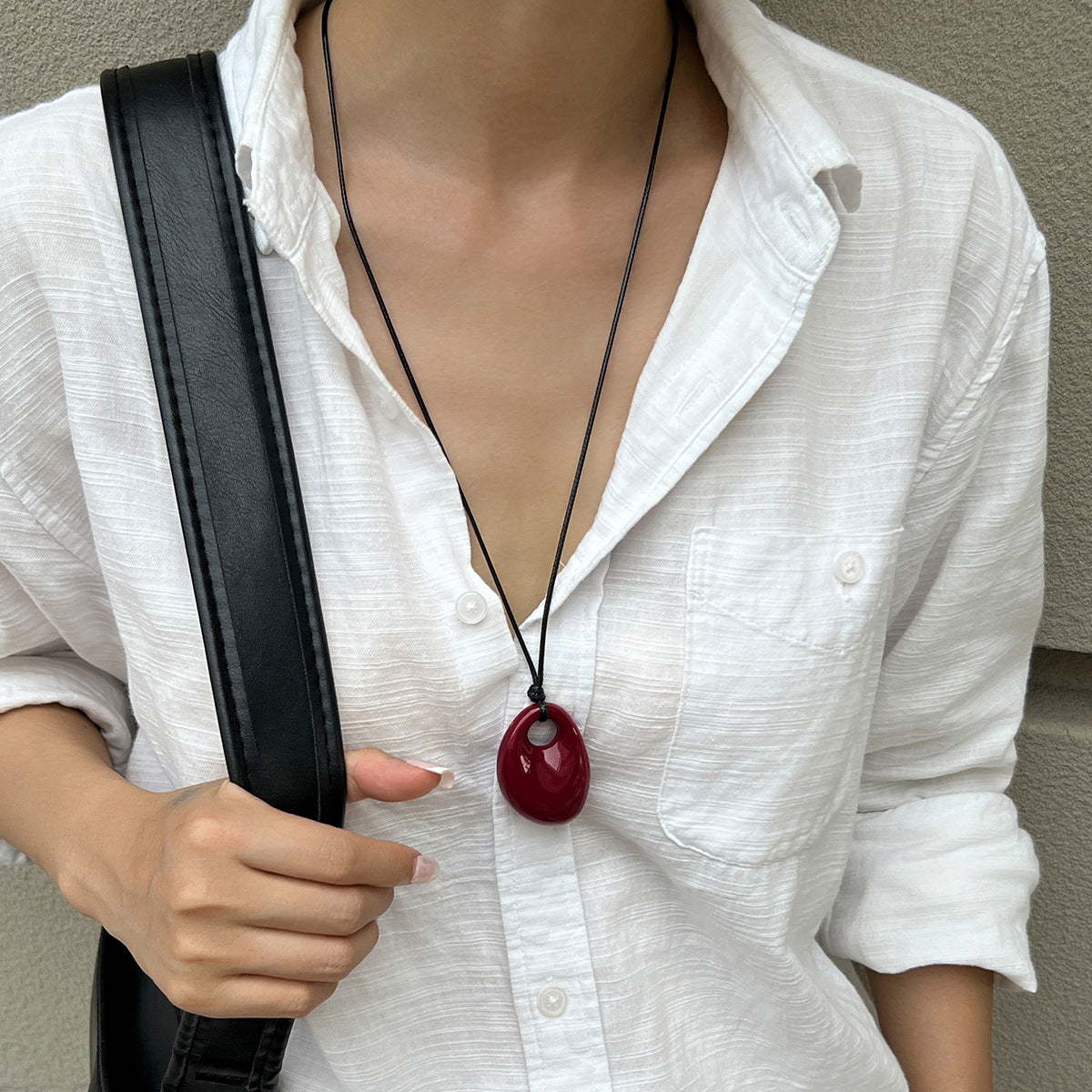 Collana Pendente in Resina Geometrica Irregolare Minimalista per Donne con Catena Regolabile alla Clavicella