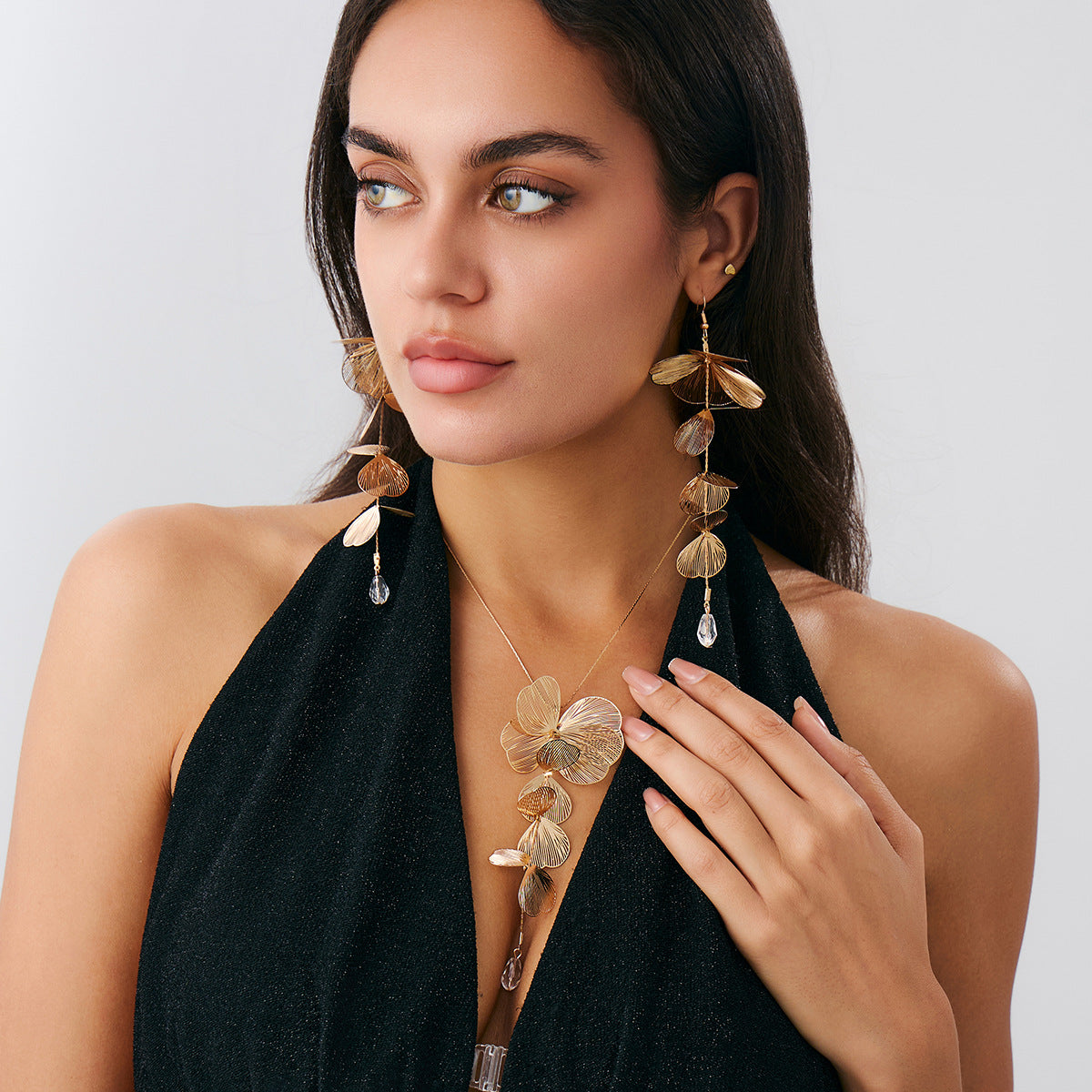 Collana Pendente Minimalista a Foglia di Ginkgo da Donna con Perla di Imitazione e Catena a Y in Metallo con Finitura Elettrodeposita