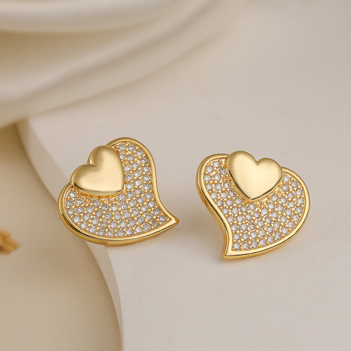 Orecchini a perno con cuore in zirconi placcati oro e rame, minimalisti e di lusso, da donna, con incastonatura a micro-pavé