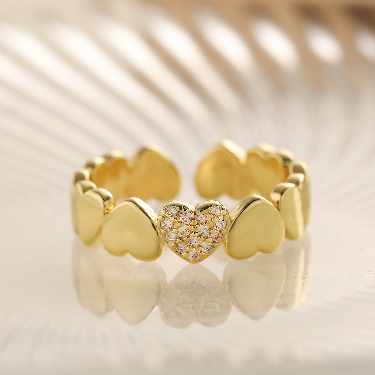 Anillo Minimalista Geométrico Corazón Abierto para Mujer en Cobre con Baño de Oro de 18K e Incrustaciones de Zirconia