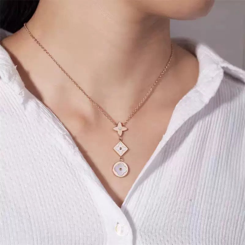 Collana Minimalista a Rombi con Quadrifoglio in Acciaio al Titanio Placcato Rodio, Intarsio in Madreperla Bianca, Design Delicato con Catena per Clavicola