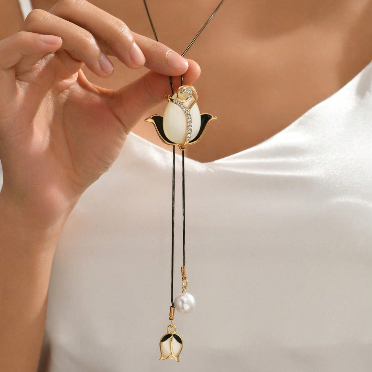 Elegante collana floreale a tulipano da donna con ciondolo in rame e intarsio in zircone su catena regolabile