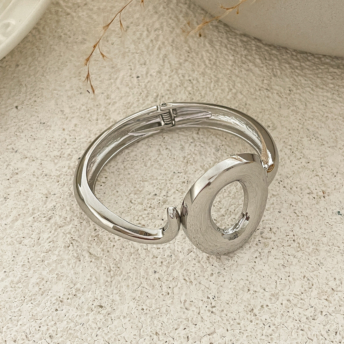 Pulsera Minimalista de Aleación Texturizada Martillada Líquida con Cierre de Resorte y Diseño Circular Asimétrico