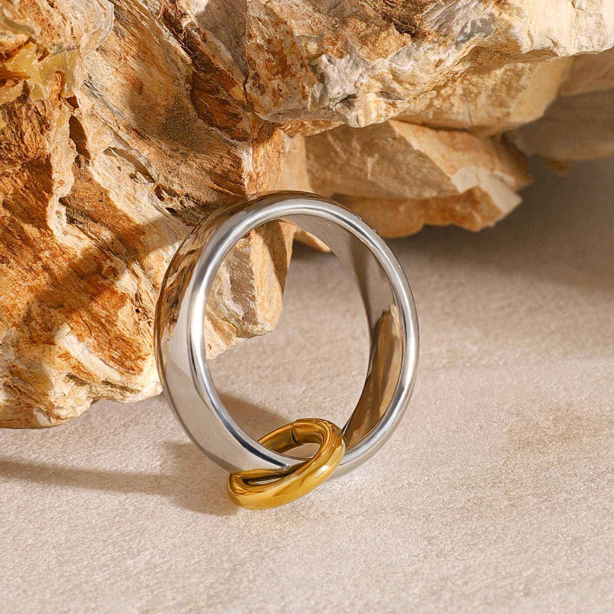 Anello Geometrico in Acciaio Inossidabile con Finitura Placcata per Donne, Gioielli in Acciaio al Titanio alla Moda e Resistenti all'Ossidazione