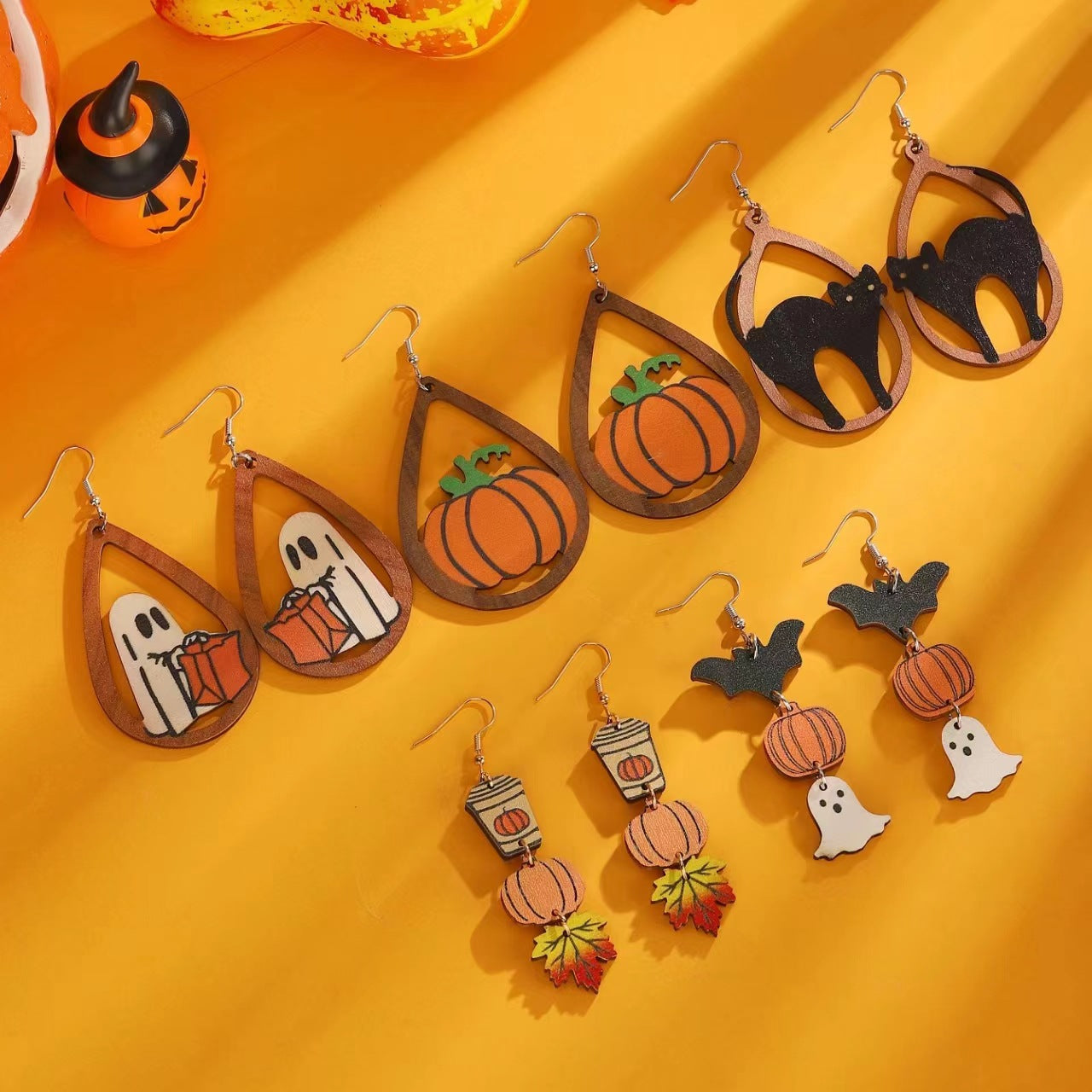 Pendientes colgantes triples de Halloween gótico con gato negro, fantasma y calabaza, con componentes de madera en forma de gota y acabado esmaltado para mujer