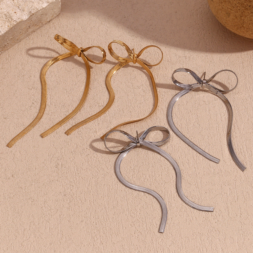 Orecchini da donna minimalisti in acciaio inossidabile a forma di fiocco con placcatura in oro 18K