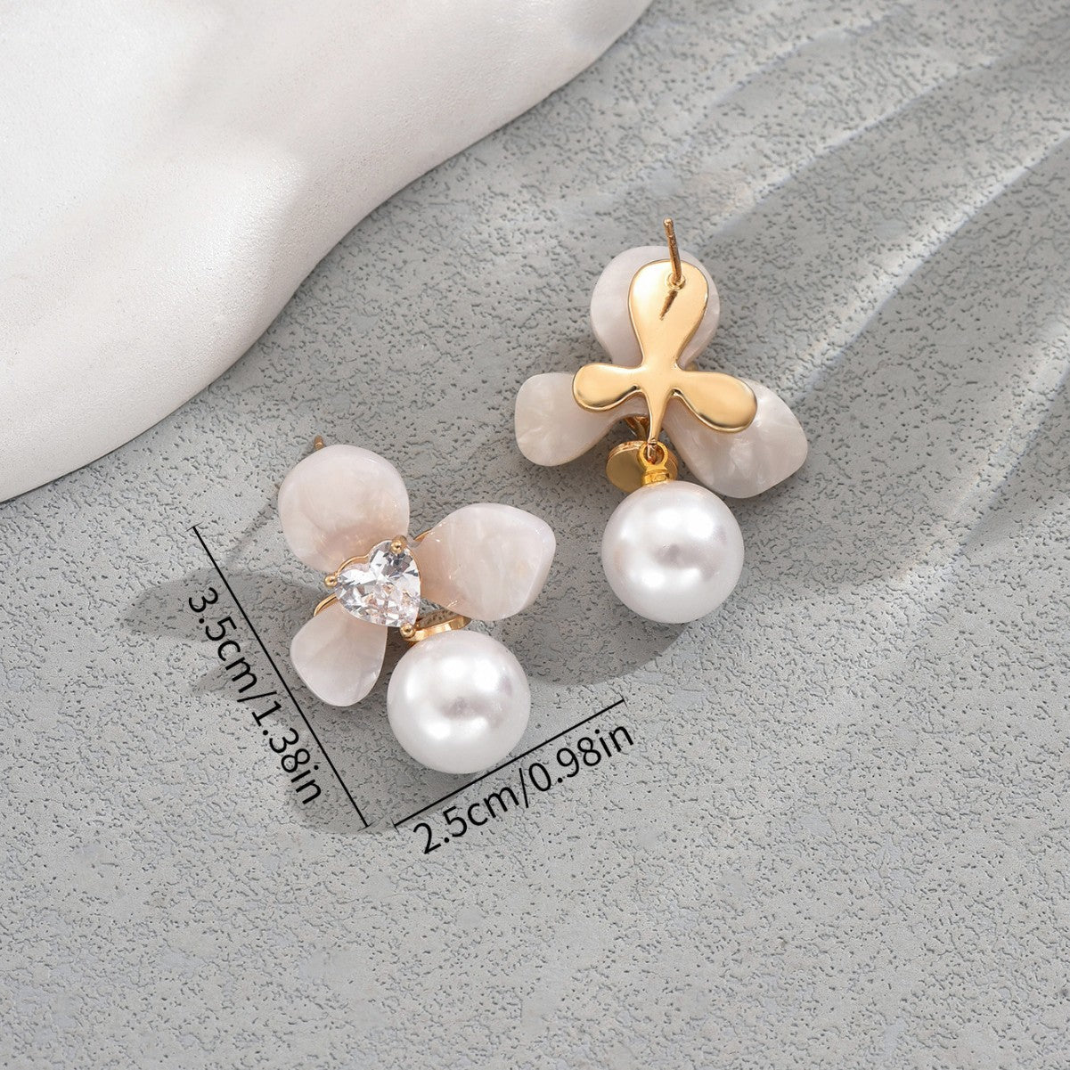 Orecchini a Perno Floreali Minimalisti con Perle e Zirconi per Donne, con Perno in Acciaio Inossidabile