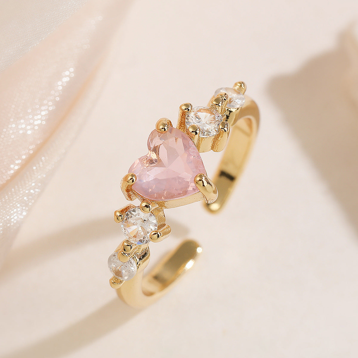 Anello minimalista a cuore aperto geometrico da donna in ottone con placcatura in oro 18 carati e intarsi in zircone