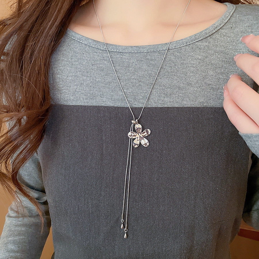 Collana con Pendente Geometrico Minimalista da Donna in Lega con Finitura Elettroplaccata — Catena Leggera per Maglione, Accessorio di Lusso Versatile