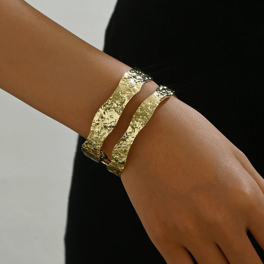 Pulsera de diseño plegable minimalista de lujo en aleación de zinc con acabado chapado para mujer