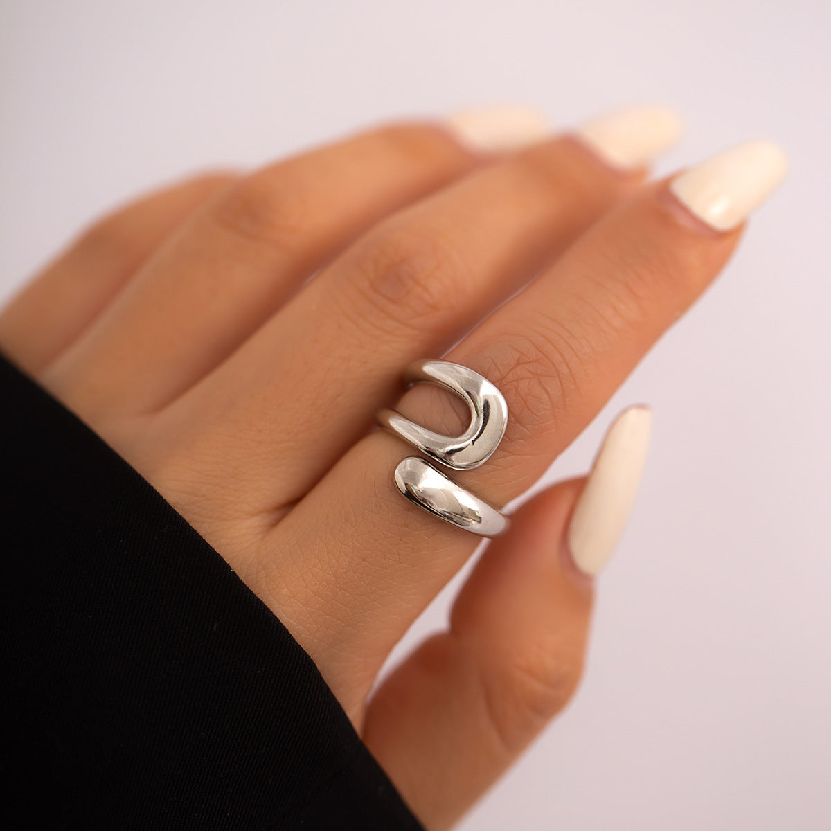 Anillo abierto geométrico dulce y atrevido para mujer de aleación con acabado chapado