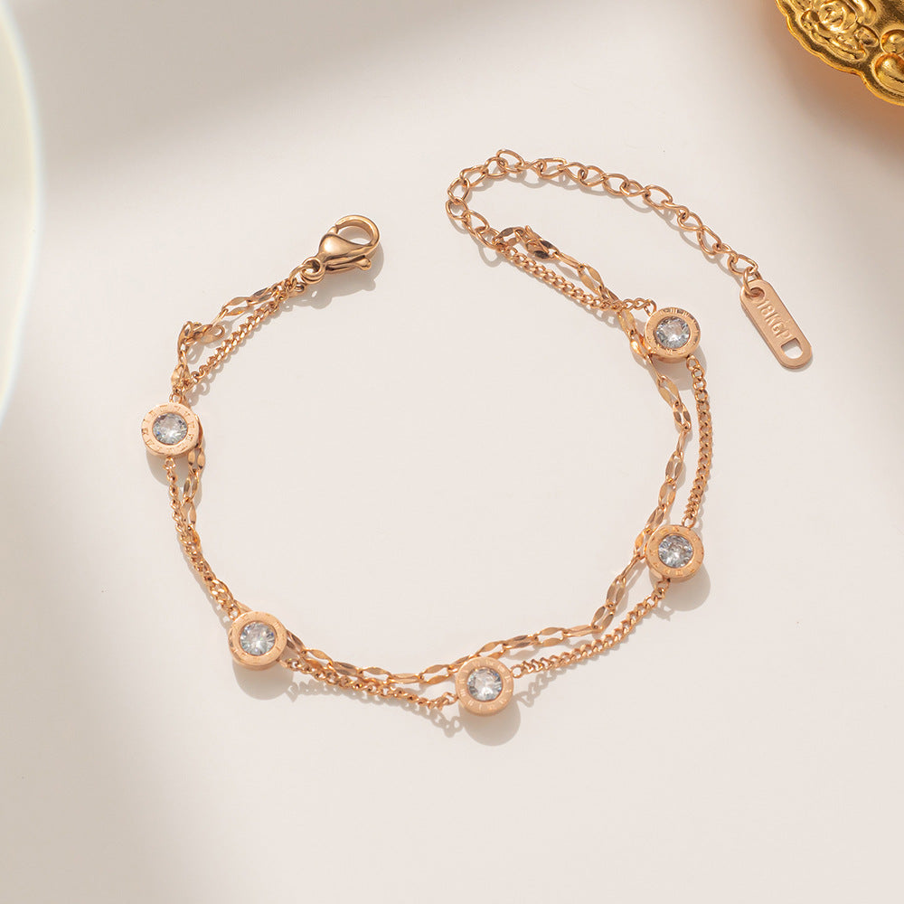 Bracciale minimale geometrico in acciaio al titanio con placcatura in oro rosa e singolo strass per donna