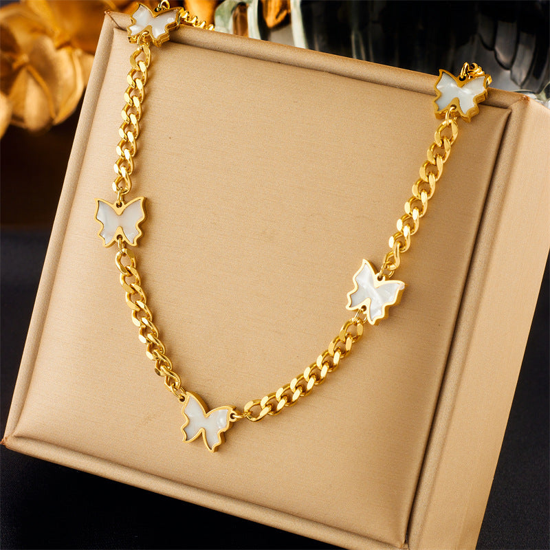 Collar con colgante minimalista de mariposa y estrella a la moda con incrustaciones de diamantes de imitación en cadena de acero de titanio para mujer