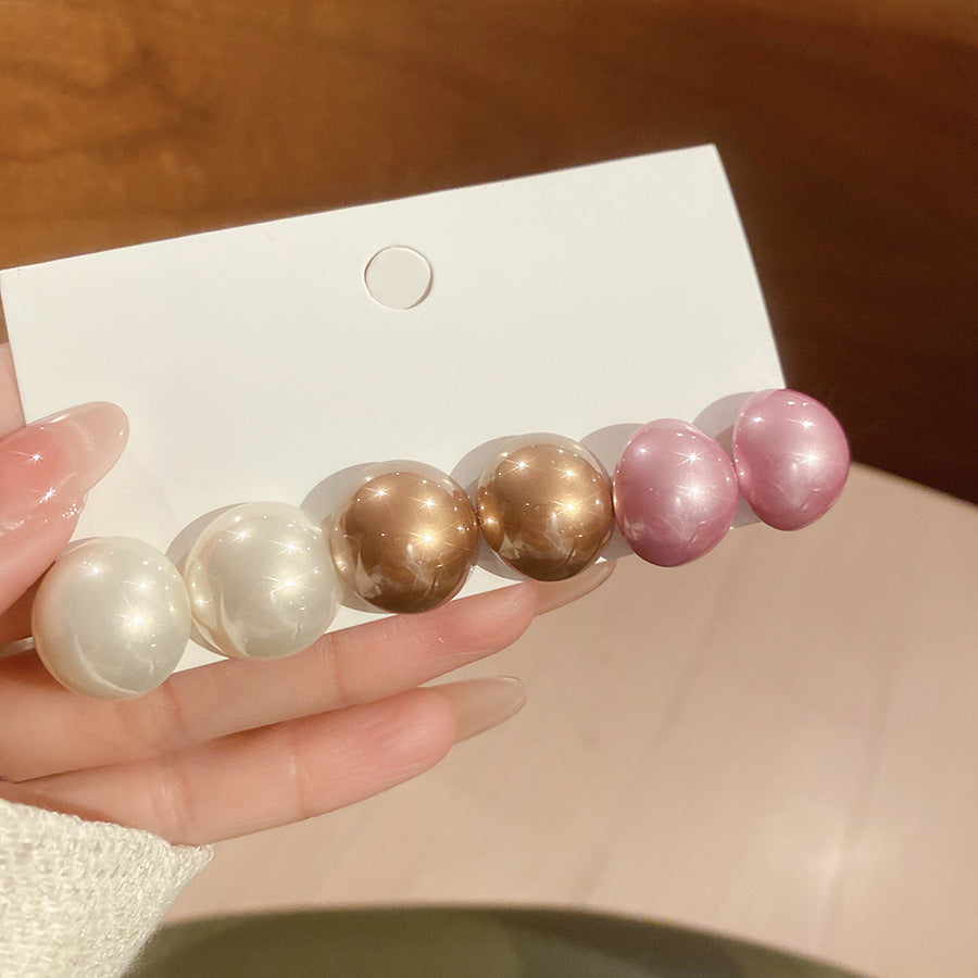 Elegantes aretes de perlas redondas estilo retro francés con postes de acero chapados en oro para mujer