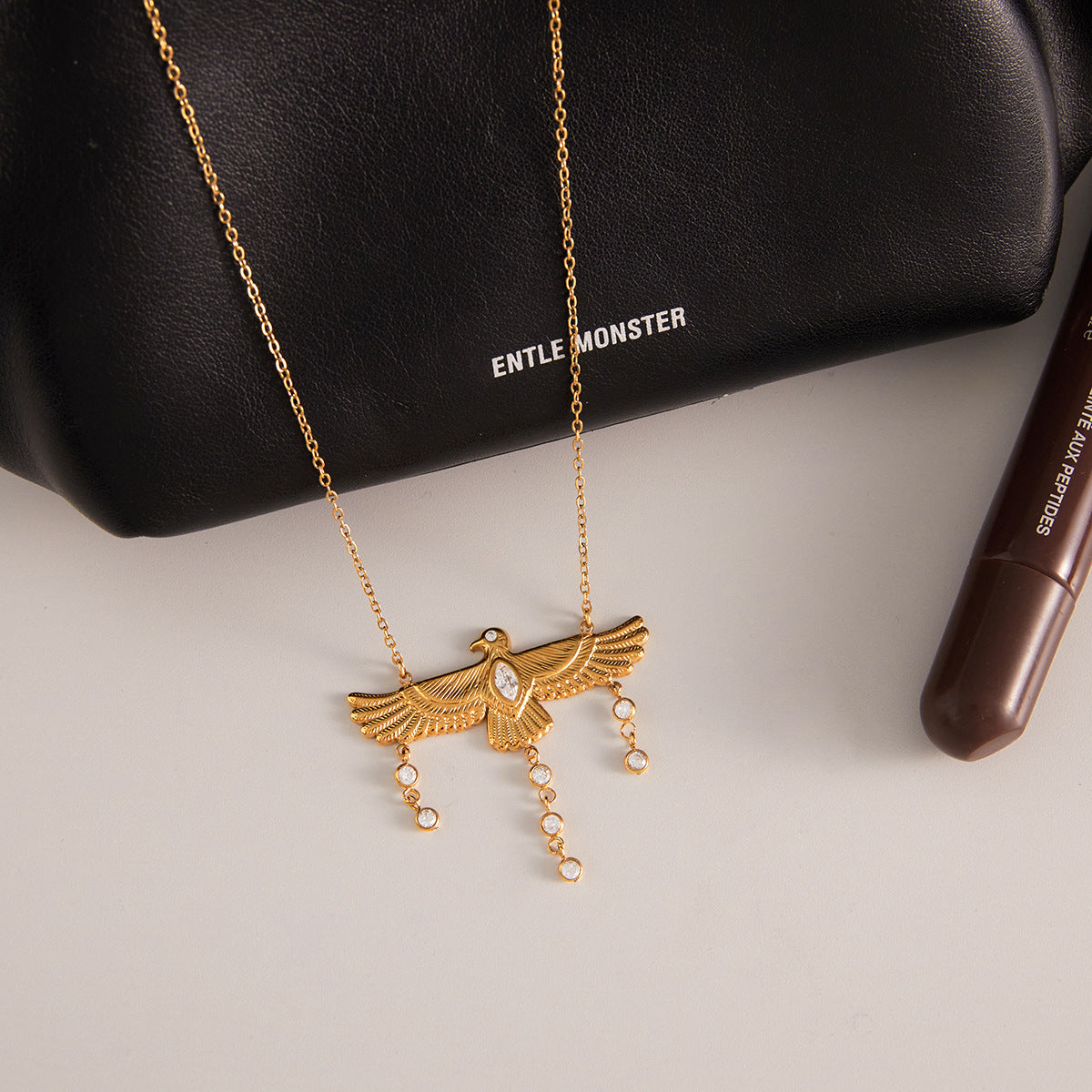 Collana da donna minimalista con ciondolo a forma di aquila in acciaio al titanio con intarsio di strass su catena in acciaio inossidabile
