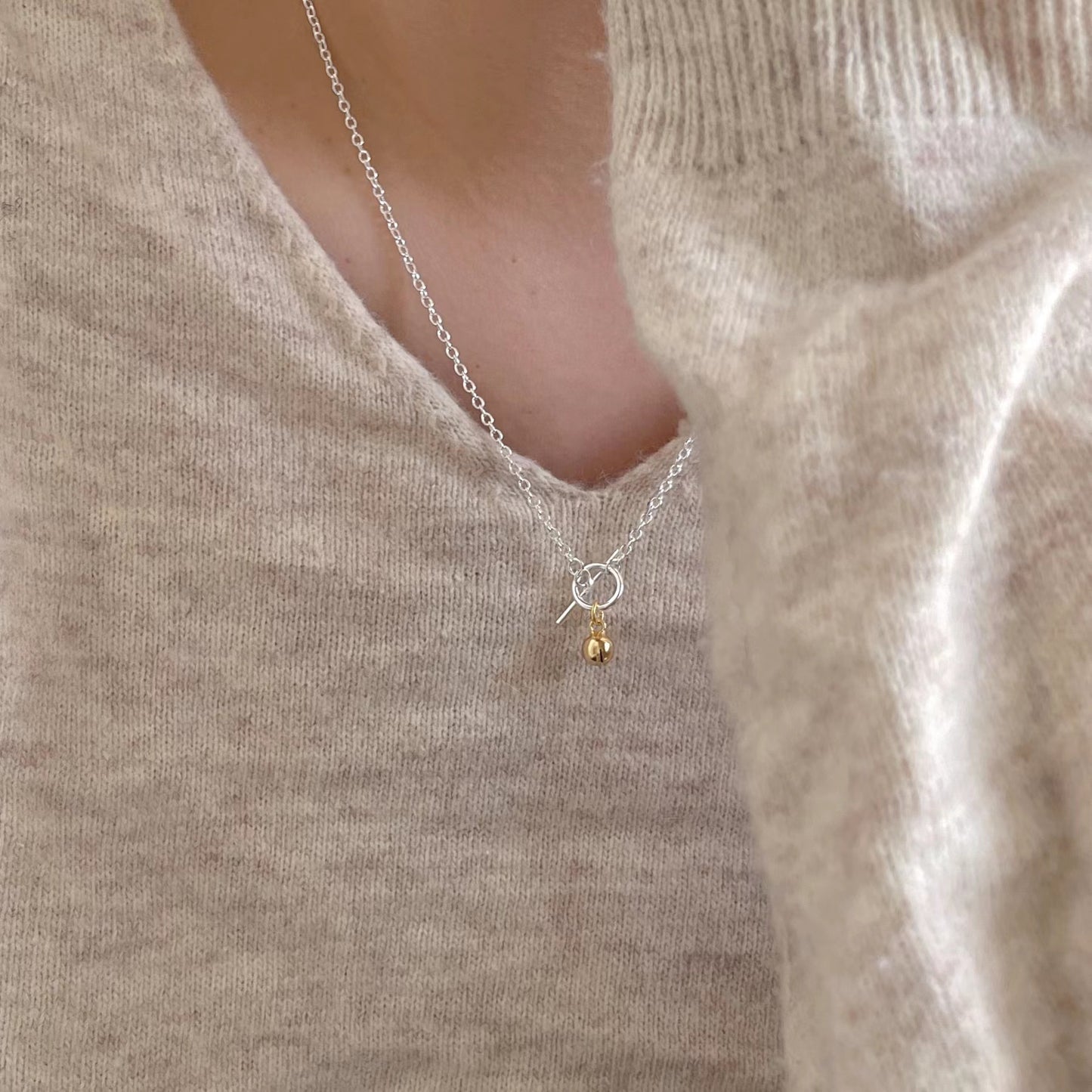 Collana con ciondolo geometrico minimalista naturale con campanella in argento su catena a maglia quadra in argento sterling 925