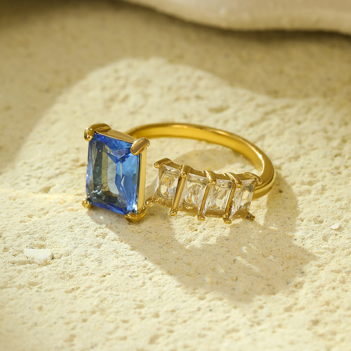 Anillo Abierto Lujoso Minimalista de Acero de Titanio con Incrustaciones de Circonita Cuadrada y Diseño de Corazón para Mujer