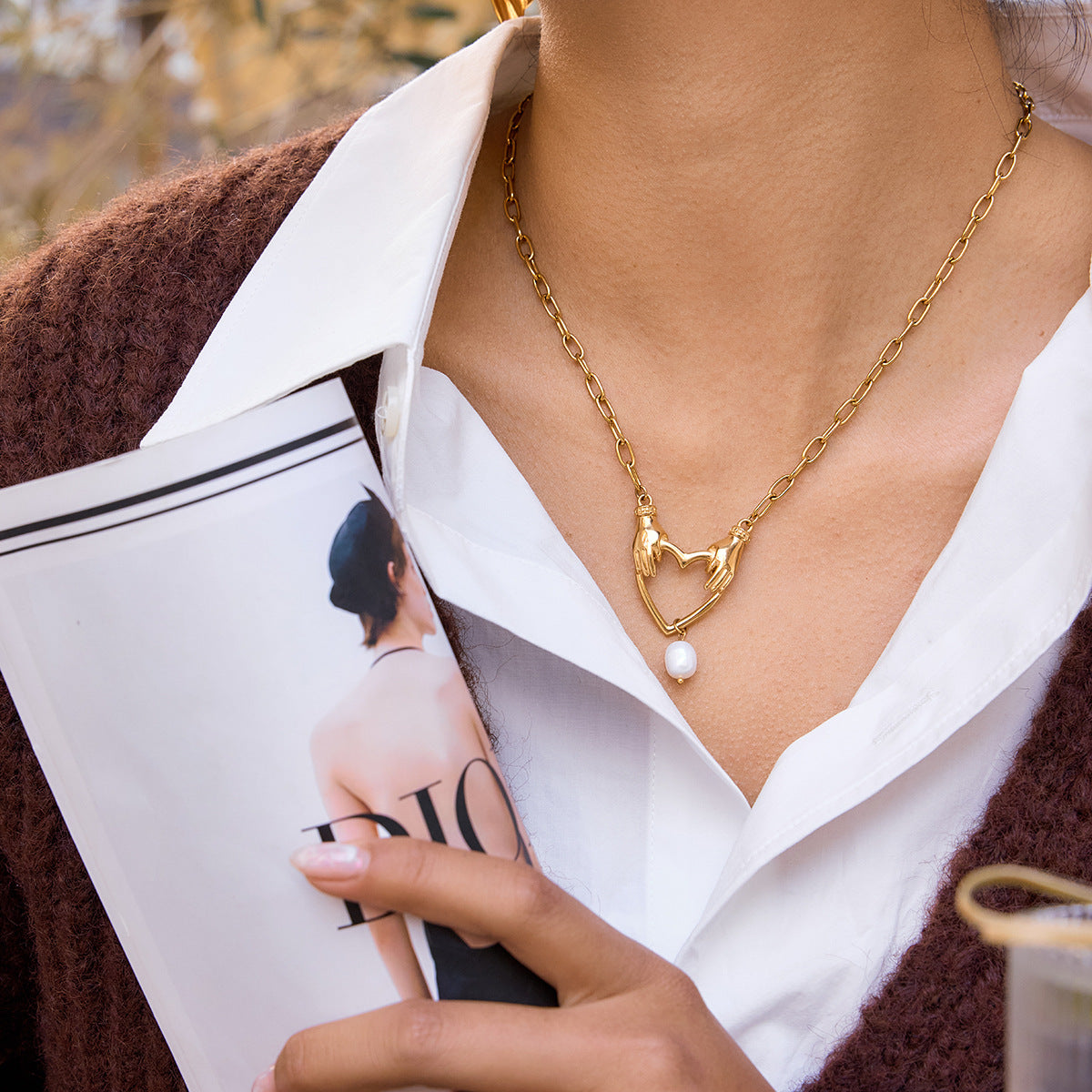 Collar para mujer de acero de titanio chapado en oro de 18 quilates con colgante de mano, diseño geométrico minimalista de lujo