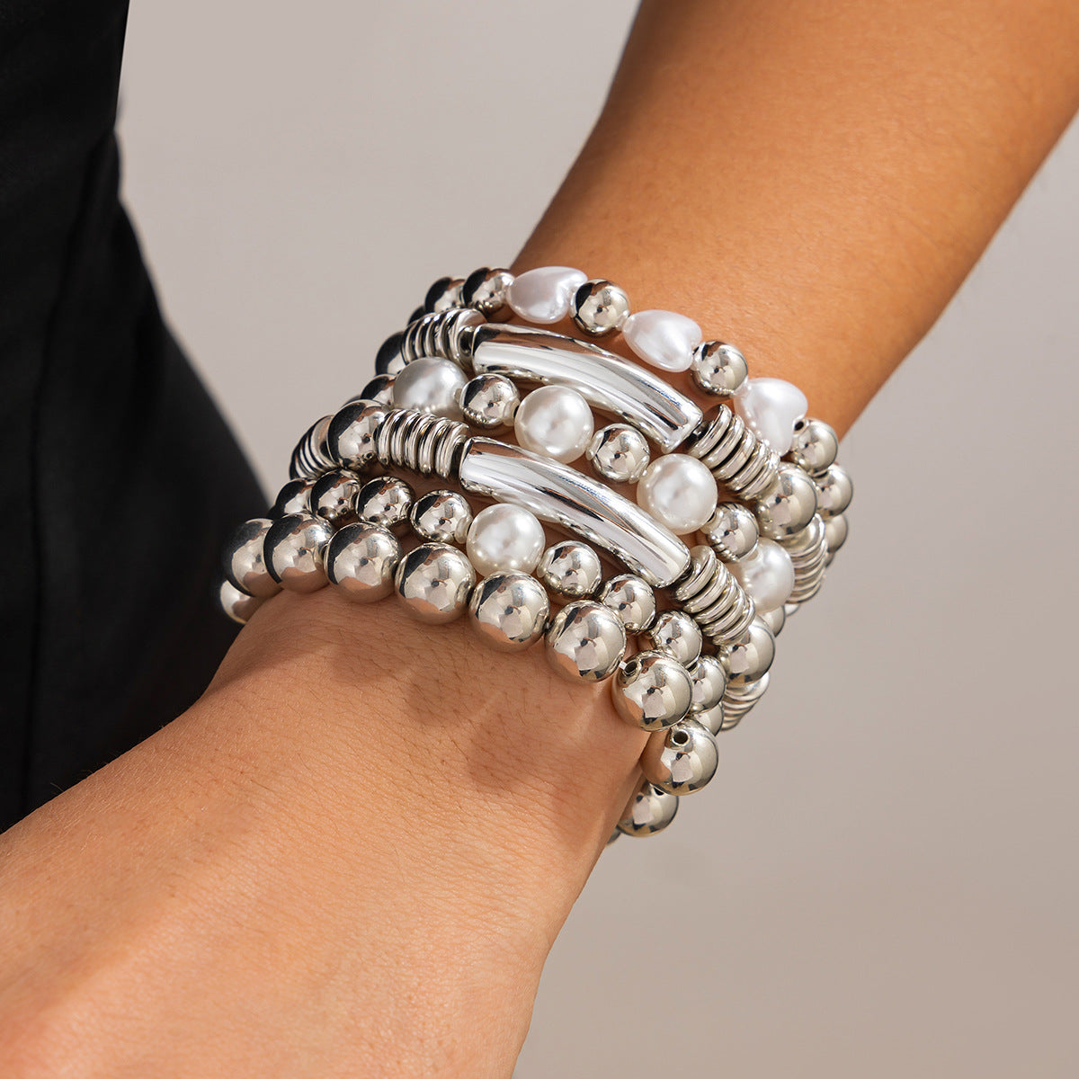 Pulsera elástica minimalista para mujer con perla de imitación en forma de corazón y acabado chapado, ideal para combinar con otras joyas