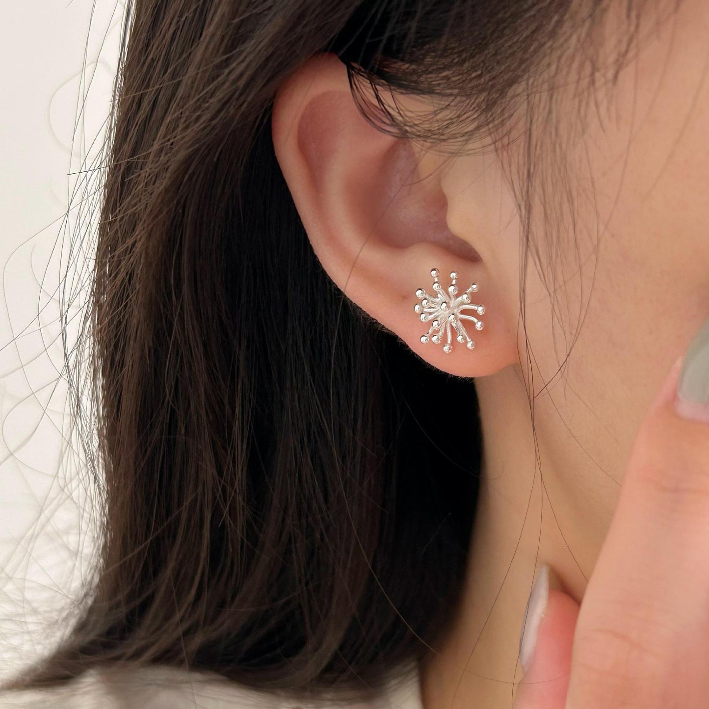 Pendientes de plata de ley 925 con forma de letra minimalista y acabado chapado, diseño asimétrico de doble anillo