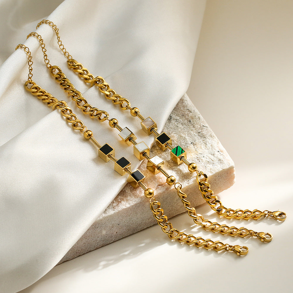 Bracciale da donna in acciaio al titanio con geometria minimalista, finitura placcata e design a catena ispirato alle conchiglie