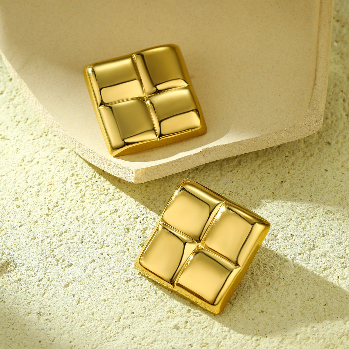 Pendientes minimalistas de acero inoxidable con baño de oro de 18K, patrón geométrico cuadrado y textura de rejilla mate