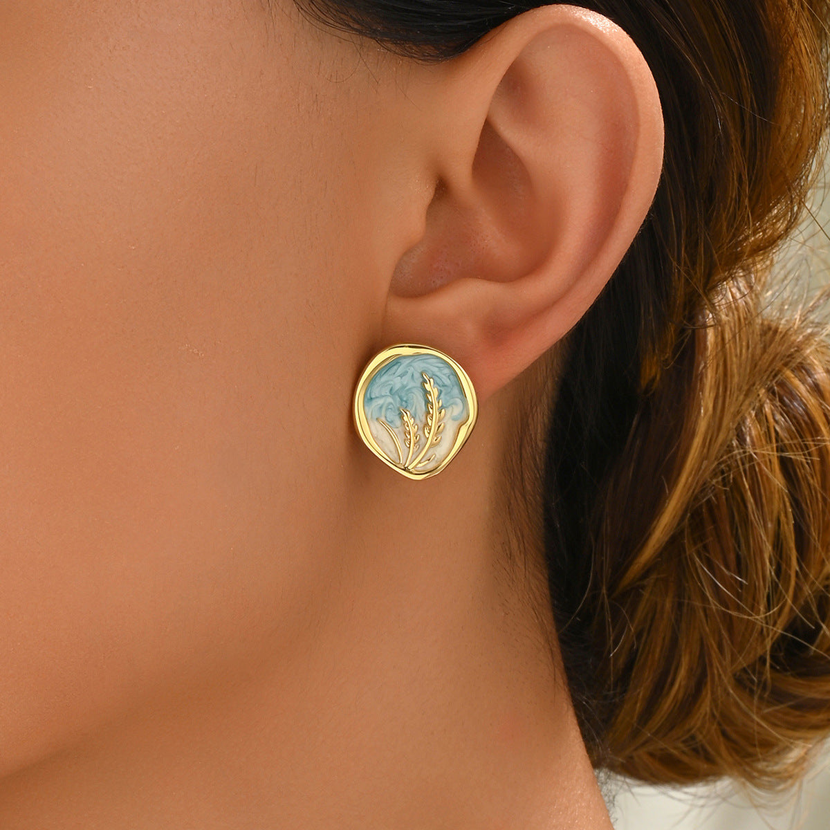 Aretes Dulces y Frescos de Diseño Floral de Lavanda para Mujer con Acabado de Esmalte en Base de Cobre y Postes de Acero Inoxidable