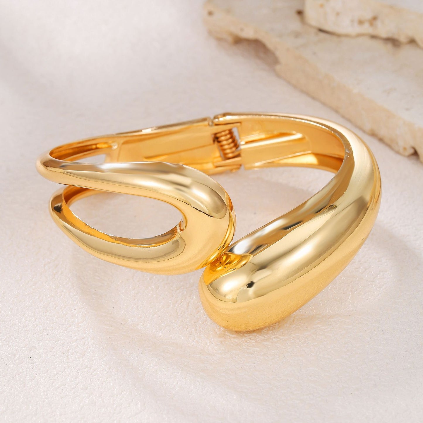 Bracciale rigido aperto da donna in lega placcata, geometrico, con trama ondulata irregolare e minimalista