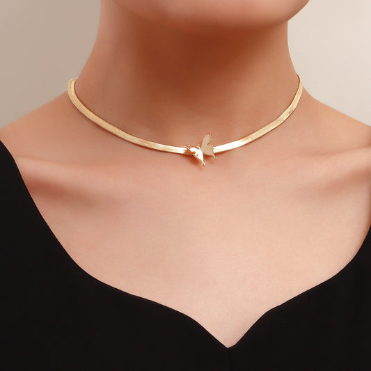 Collana a Pendente a Farfalla Minimalista da Donna con Catena a Serpente in Lega Placcata Oro e Design Geometrico