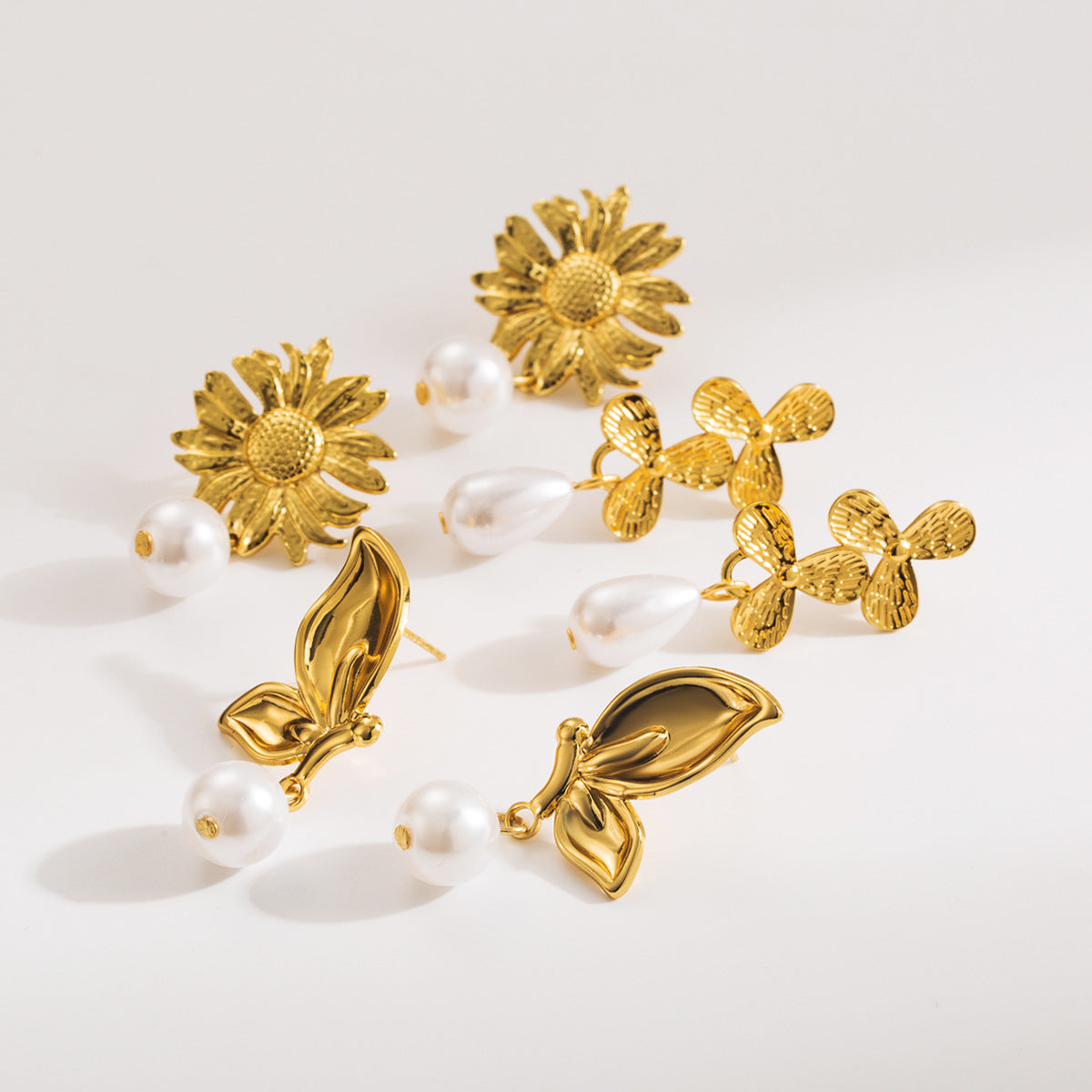 Orecchini dolci ed eleganti a farfalla e girasole in acciaio inossidabile con finitura placcata e accenti di perle simulate