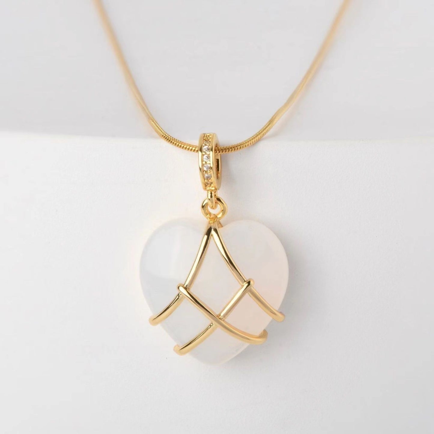 Elegante collar de latón y acero inoxidable chapado en oro con forma de corazón geométrico de dibujos animados con incrustaciones de circonita cúbica para mujer
