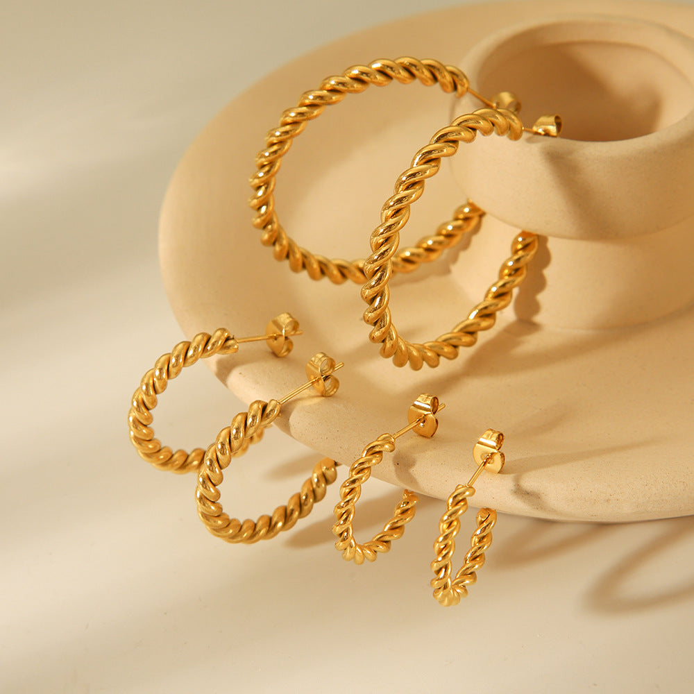 Pendientes minimalistas de acero inoxidable en forma de C con baño de oro de 18K al vacío para mujer