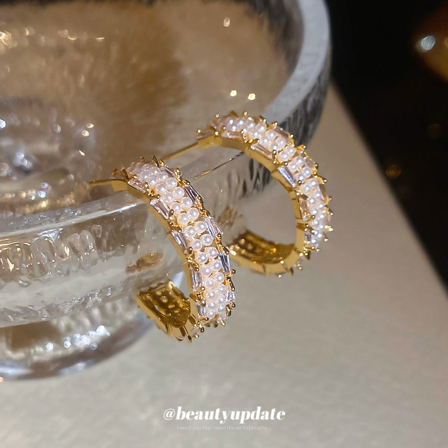 Pendientes Minimalistas Geométricos en Forma de C con Perlas, Incrustaciones de Zirconia y Postes de Plata Bañados en Oro para Mujer