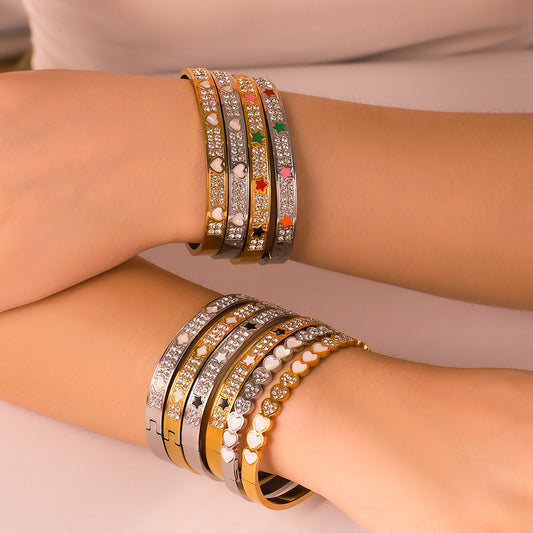 Bracciale Impermeabile in Acciaio Inossidabile Stile Ins con Intarsio di Zirconi, Conchiglia di Abalone Bianca e Finitura Placcata Oro 18K