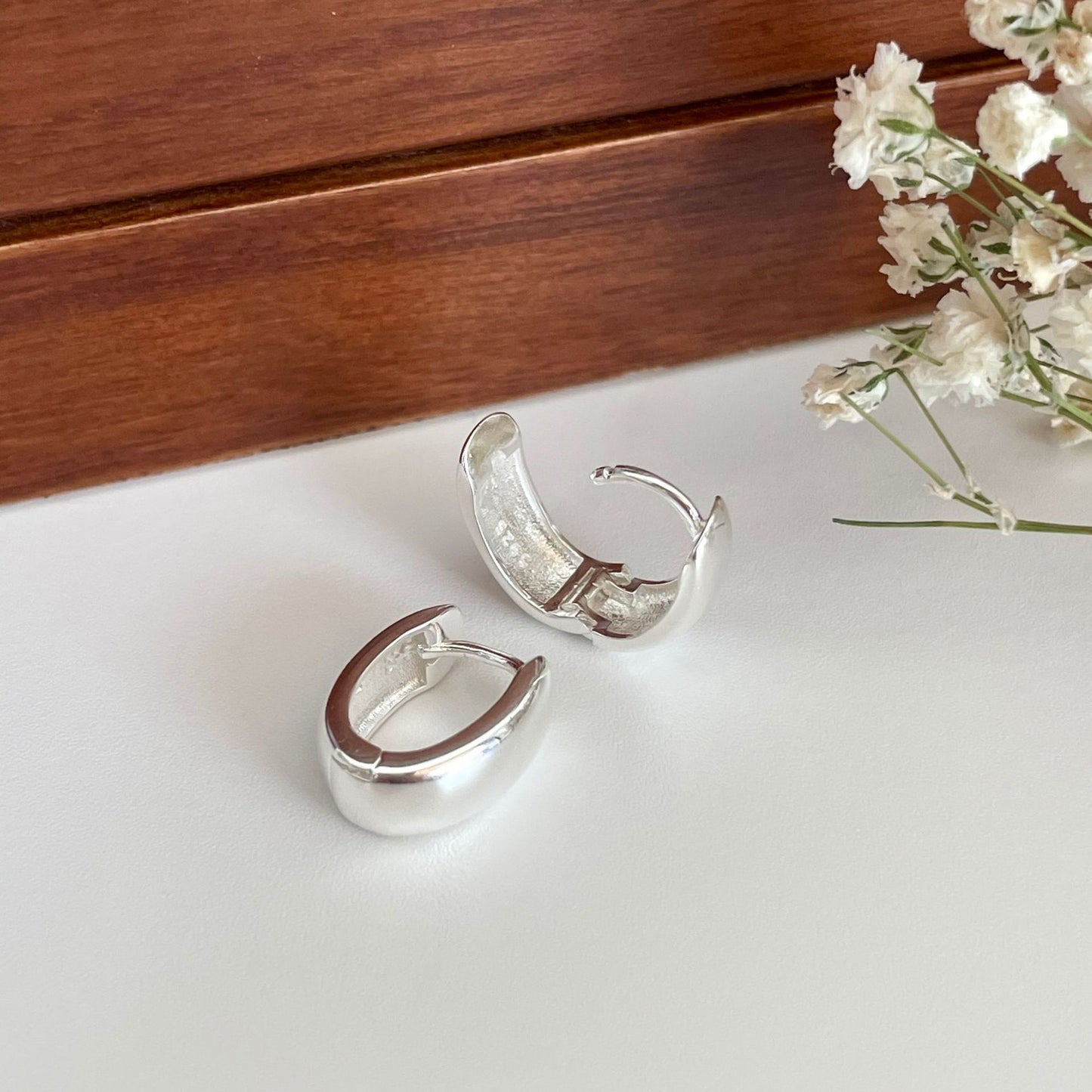 Minimalist Cold-Tone Letter-Shaped 925 Sterling Silver Stud Earrings with Plated Finish