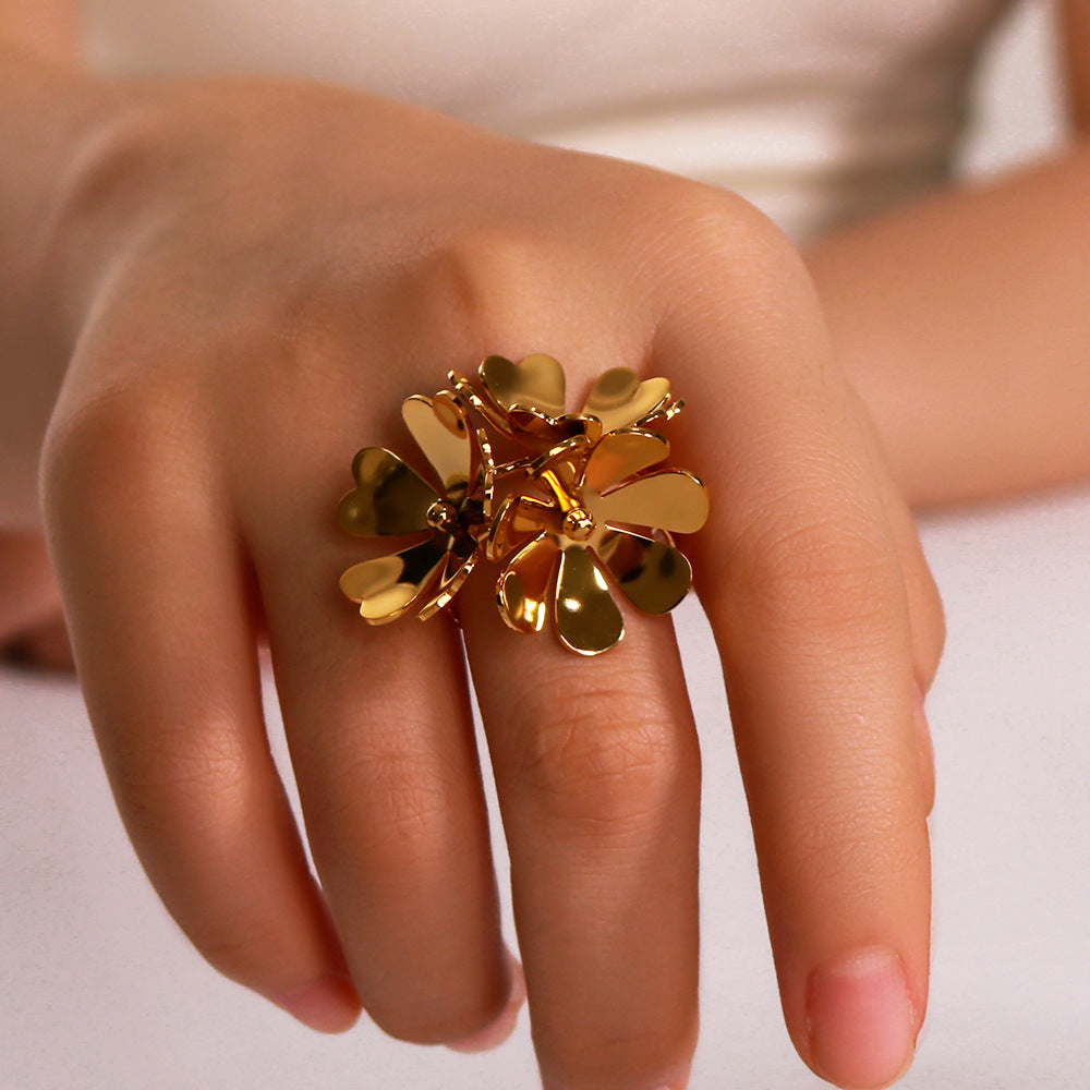 Set di anelli e orecchini aperti a fiori geometrici in acciaio inossidabile con placcatura in oro 18 carati da donna