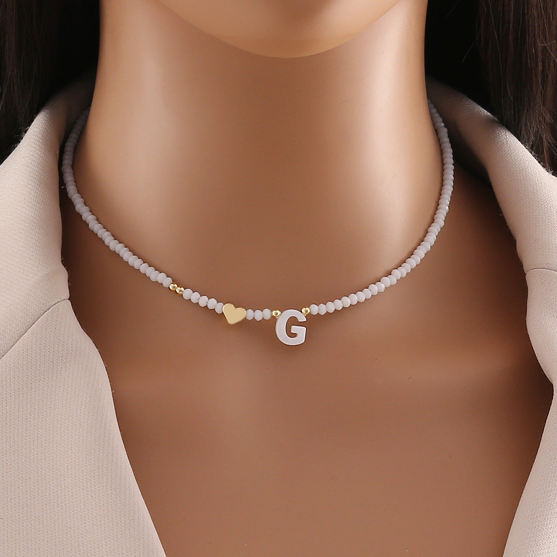Collana con ciondolo a lettera dal design originale con ciondolo a conchiglia e perline di cristallo da donna