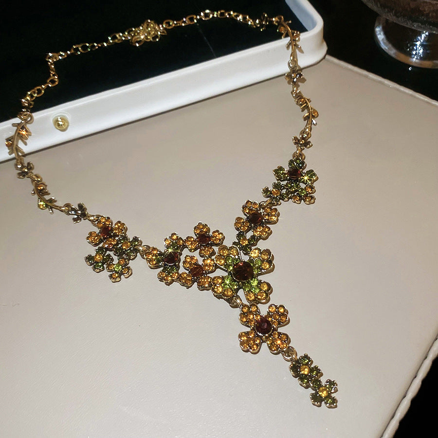 Conjunto de collar y pendientes de aleación con diseño floral vintage e incrustaciones de diamantes de imitación para mujer