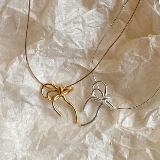 Collar minimalista con forma de lazo de plata de ley 925 con baño y cadena de serpiente